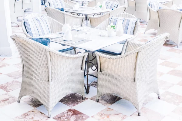 Leere Tische und Stühle zum Essen — Stockfoto
