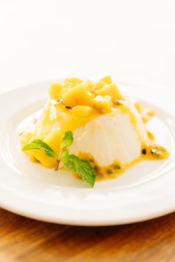 meyve panna cotta