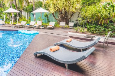 Şemsiye havuzu ve sandalye