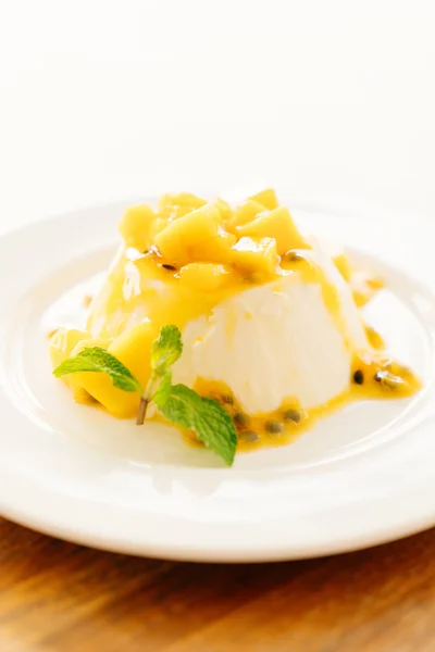 Panna cotta aus Früchten — Stockfoto