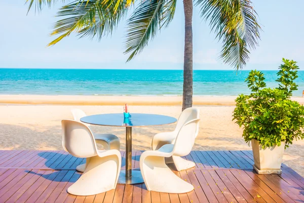 Tisch und Stühle mit Blick ins Freie — Stockfoto