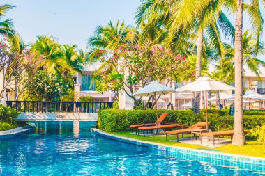 Şemsiyeleri ve sandalyeler Yüzme Havuzu etrafında