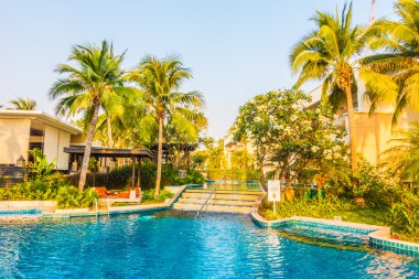 Şemsiyeleri ve sandalyeler Yüzme Havuzu etrafında