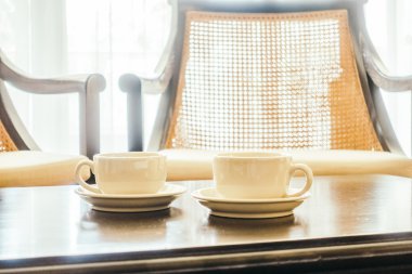 tablo üzerinde beyaz kahve bardağı