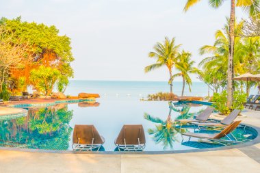 palmiye ağaçları ve Deniz Yüzme Havuzu