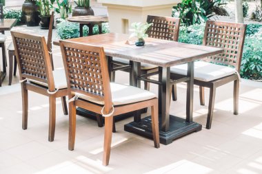 Boş masa ve sandalye