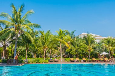 palmiye ağaçları ve Deniz Yüzme Havuzu