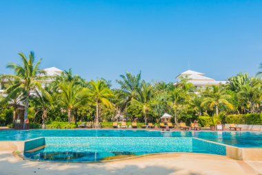 palmiye ağaçları ve Deniz Yüzme Havuzu