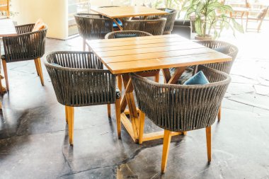 Boş masa ve sandalye