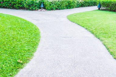 Güzel bir bahçe etrafında taş yol yol