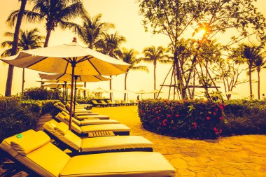 Siluetleri lüks şemsiyeleri ve sandalyeler