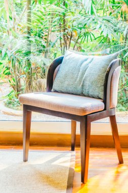 oturma odasında kanepede yastık