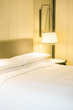 Yatak ve ışık lamba beyaz yastıklar