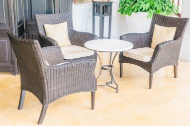 oturma odasında kanepede yastık