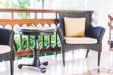 oturma odasında kanepede yastık