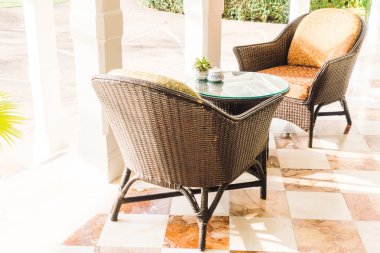 oturma odasında kanepede yastık