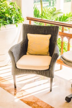 oturma odasında kanepede yastık