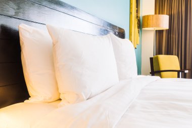 Yatak ve ışık lamba beyaz yastıklar