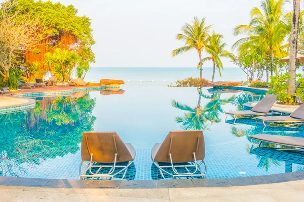 Piscina com palmeiras e mar — Fotografia de Stock