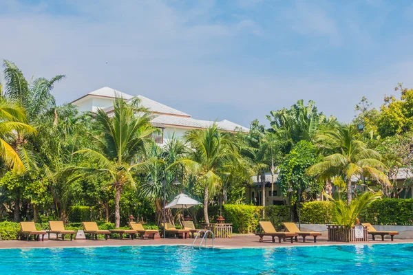Palmiye ağaçları ve Deniz Yüzme Havuzu — Stok fotoğraf