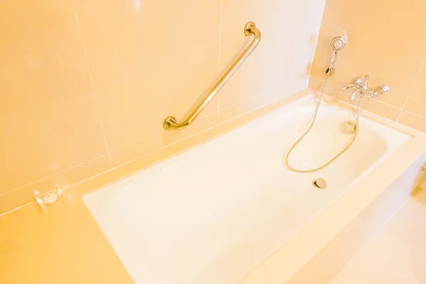 Decorazione vasca da bagno in bagno interno — Foto Stock