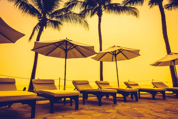 Silhouette di ombrelloni e sedie di lusso — Foto Stock