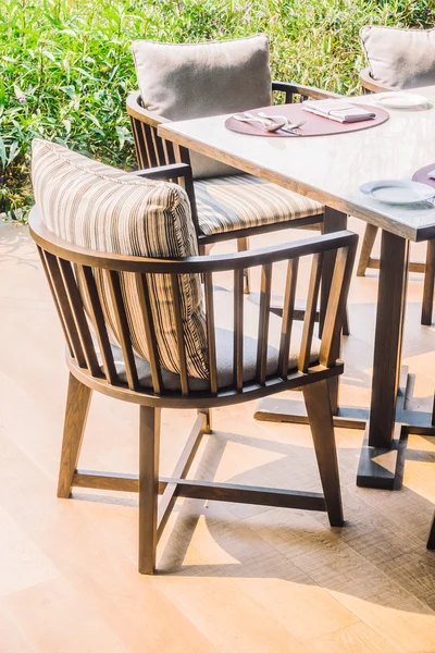 Leerer Stuhl und Tisch — Stockfoto