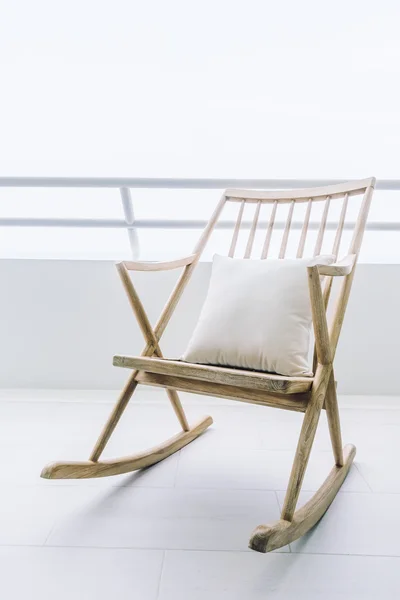Пустое кресло-качалка в патио — стоковое фото