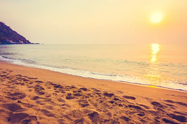 Salida del sol en la playa tropical — Foto de Stock