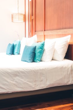 Yatakta güzel lüks yastıklar