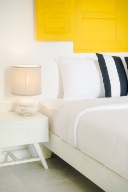 Güzel lüks yastık yatak üzerinde