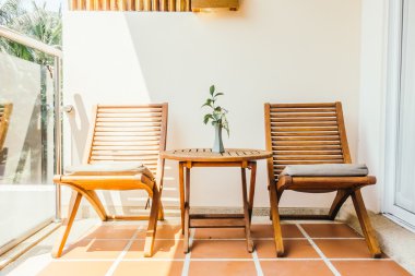 Boş sandalye ve masa