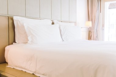 Yatakta güzel lüks yastıklar