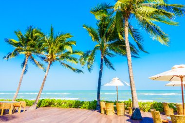 Şemsiyeleri ve sandalyeler Yüzme Havuzu etrafında