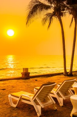 Boş masa ve sandalye