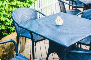 Boş masa ve sandalye