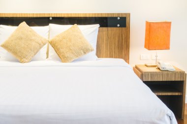 Yatakta güzel lüks yastıklar