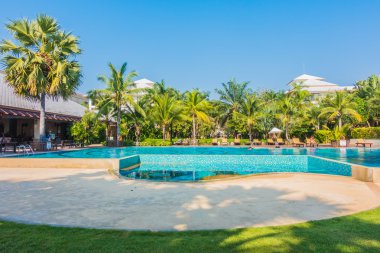 palmiye ağaçları ve Deniz Yüzme Havuzu