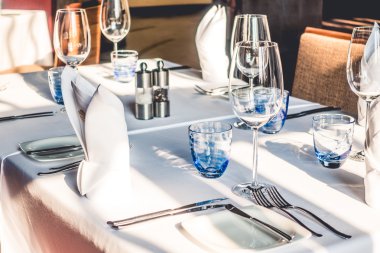 Otel restoranında Tablo ayarı