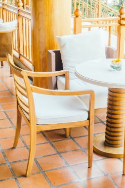 oturma odasında kanepede yastık