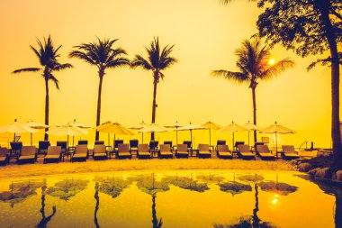 Siluetleri lüks şemsiyeleri ve sandalyeler