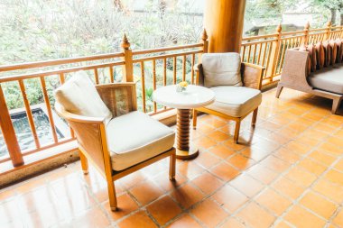 oturma odasında kanepede yastık