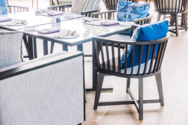 Boş sandalye ve masa