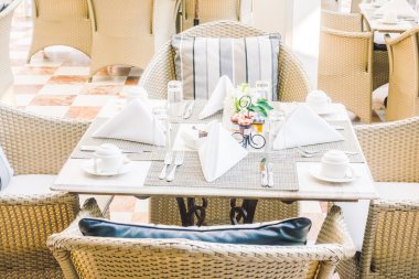 Boş masa ve sandalyeler yemek için ayarlama