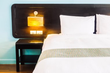 Yatak ve ışık lamba beyaz yastıklar