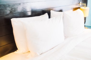 Yatak ve ışık lamba beyaz yastıklar