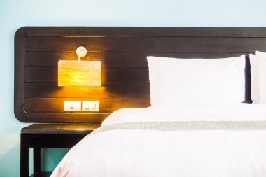 Yatak ve ışık lamba beyaz yastıklar