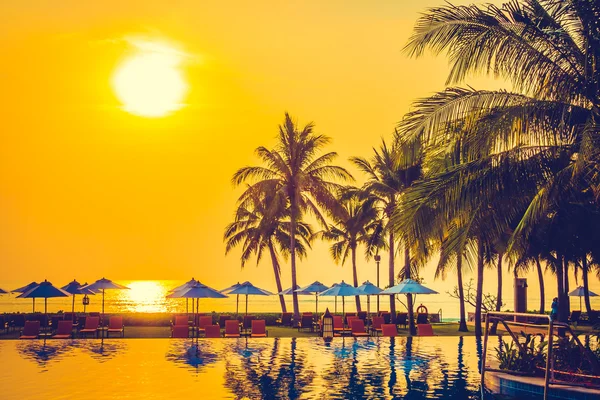 Silhouette di palme in piscina — Foto Stock