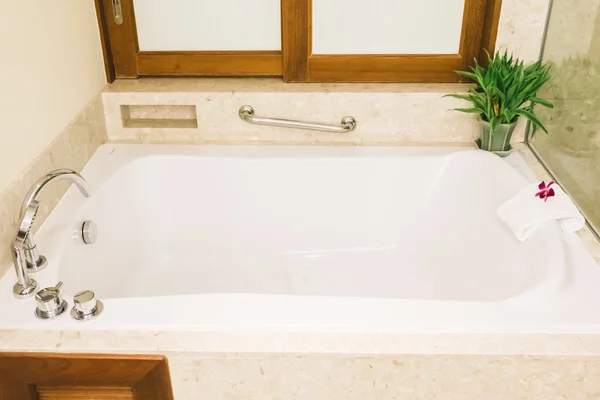 Decoración de la bañera en el interior del baño — Foto de Stock
