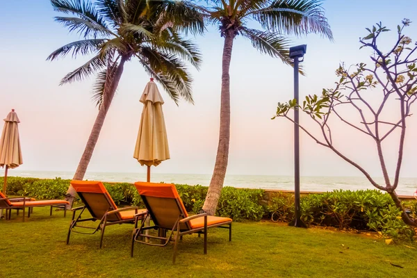 Boş şemsiye ve plaj sandalye